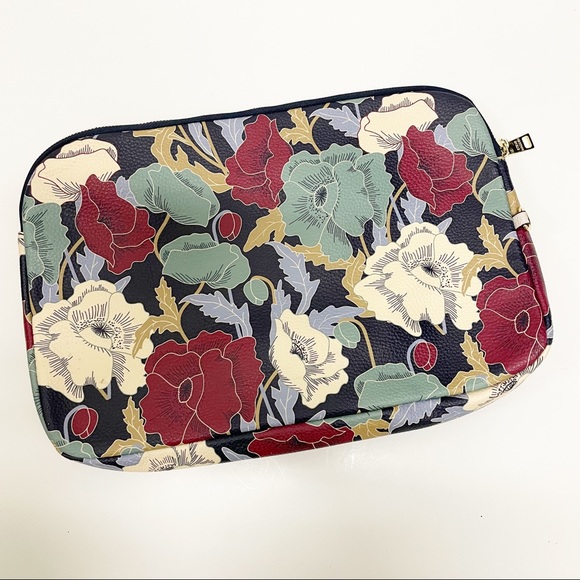 Steve Madden Handbags - Steve Madden travel makeup bag floral